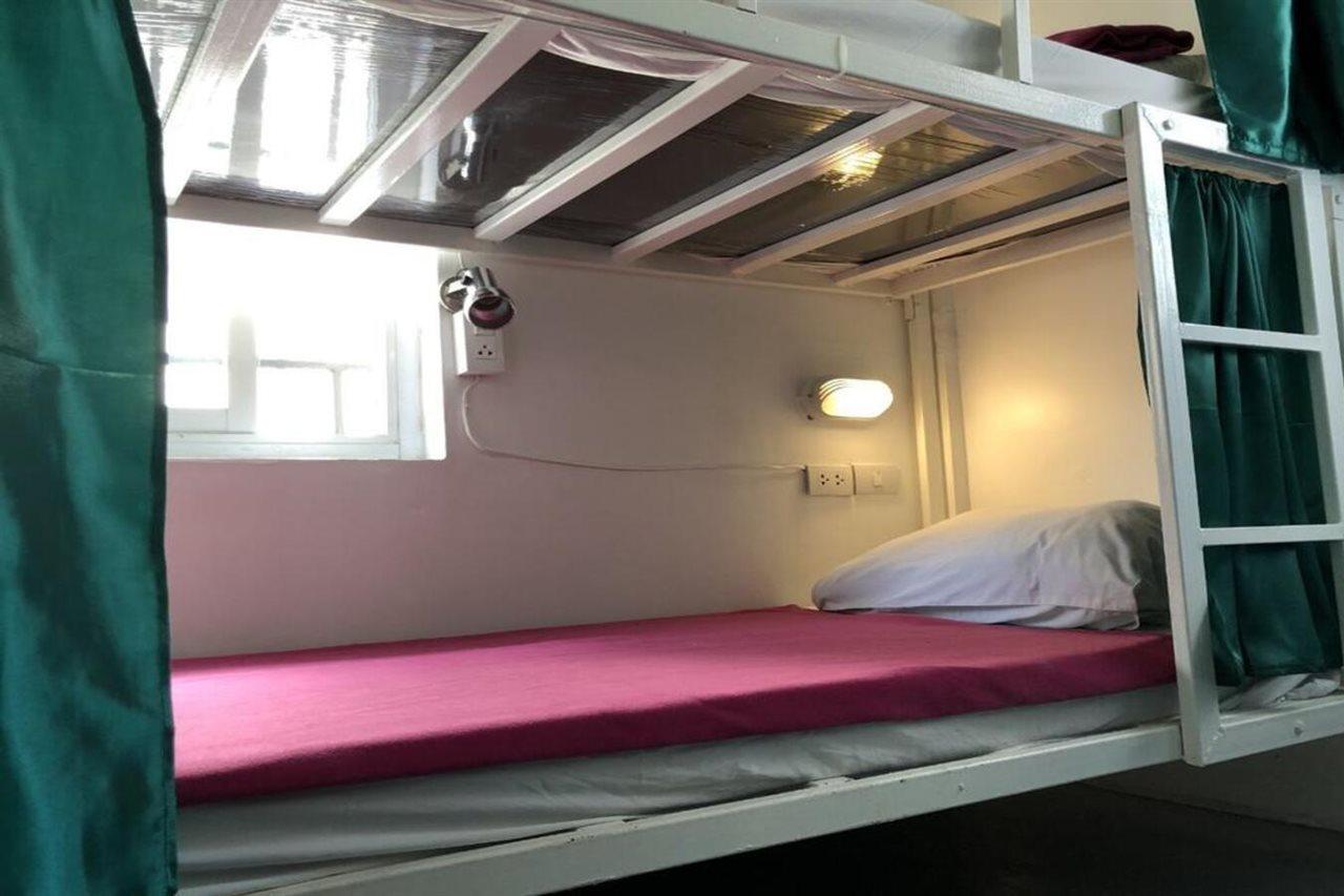 Ploy Hostel Bangkok Bagian luar foto