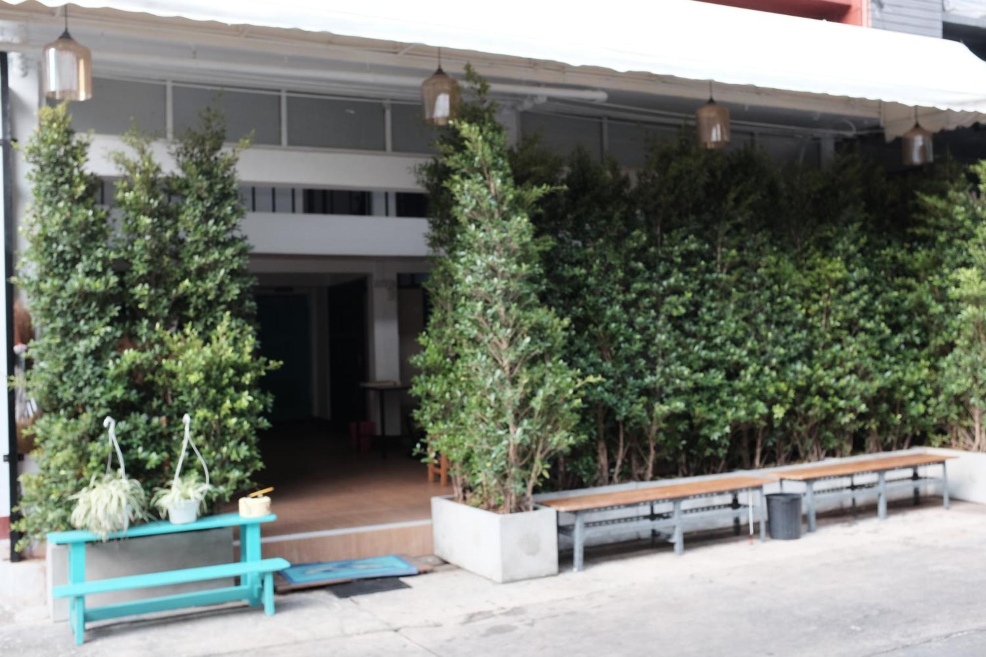 Ploy Hostel Bangkok Bagian luar foto