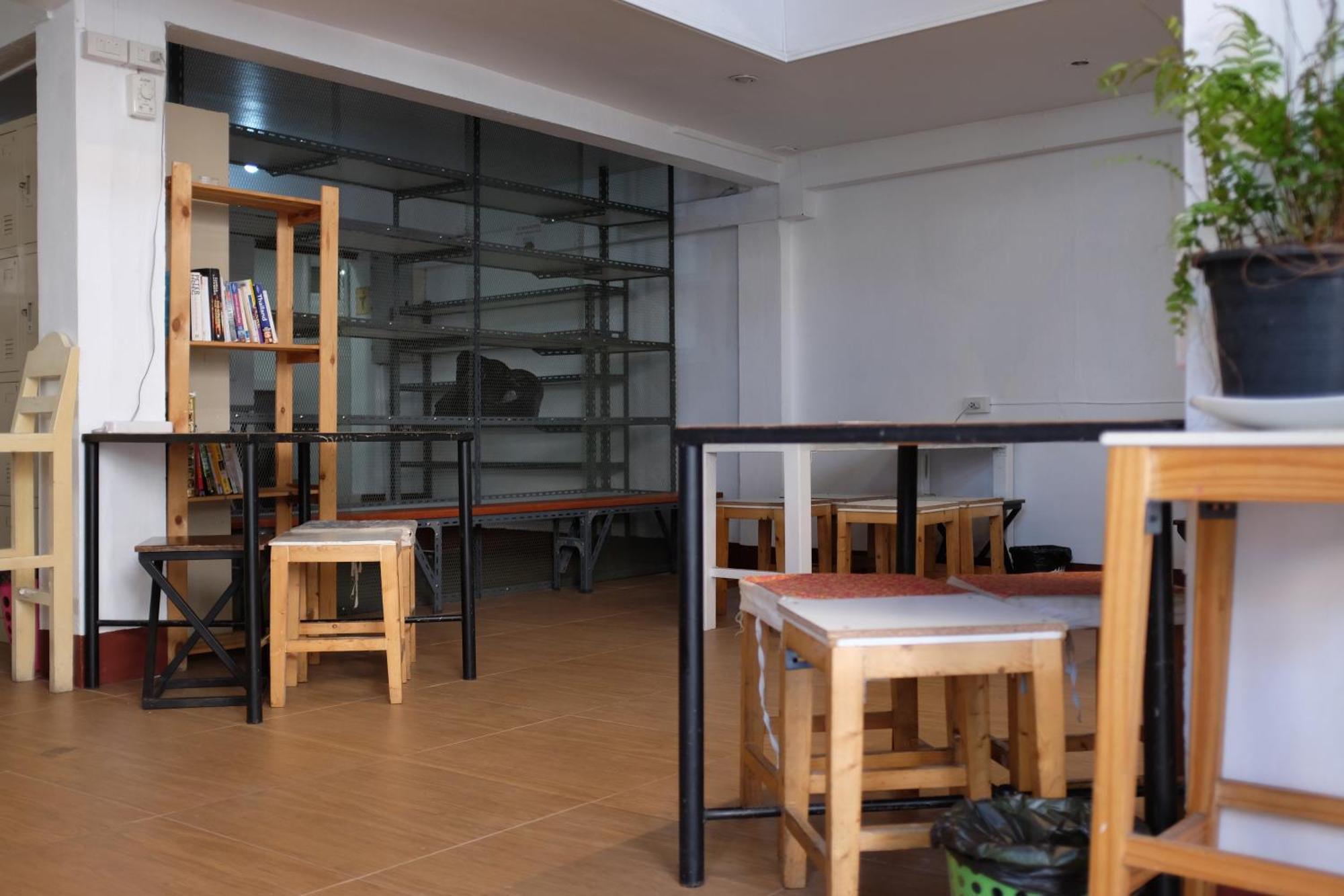 Ploy Hostel Bangkok Bagian luar foto