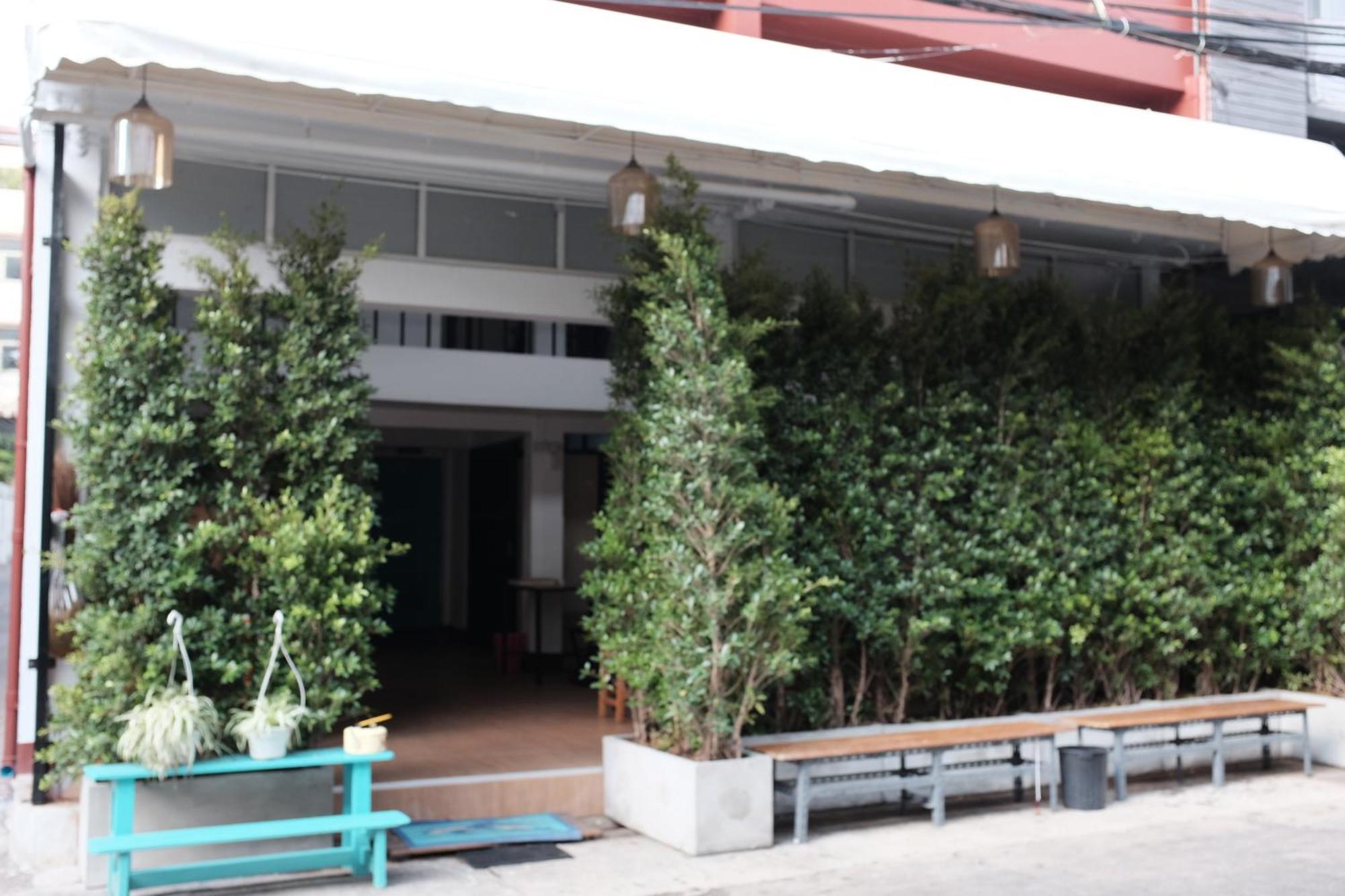 Ploy Hostel Bangkok Bagian luar foto