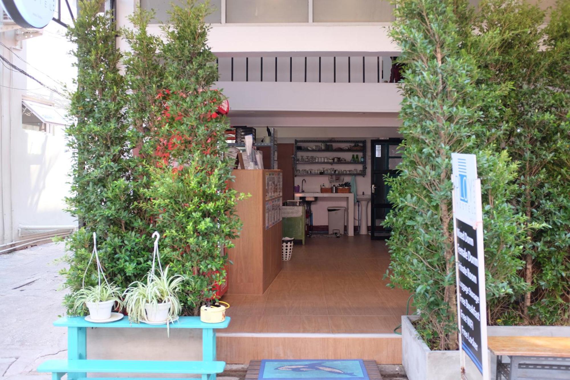 Ploy Hostel Bangkok Bagian luar foto