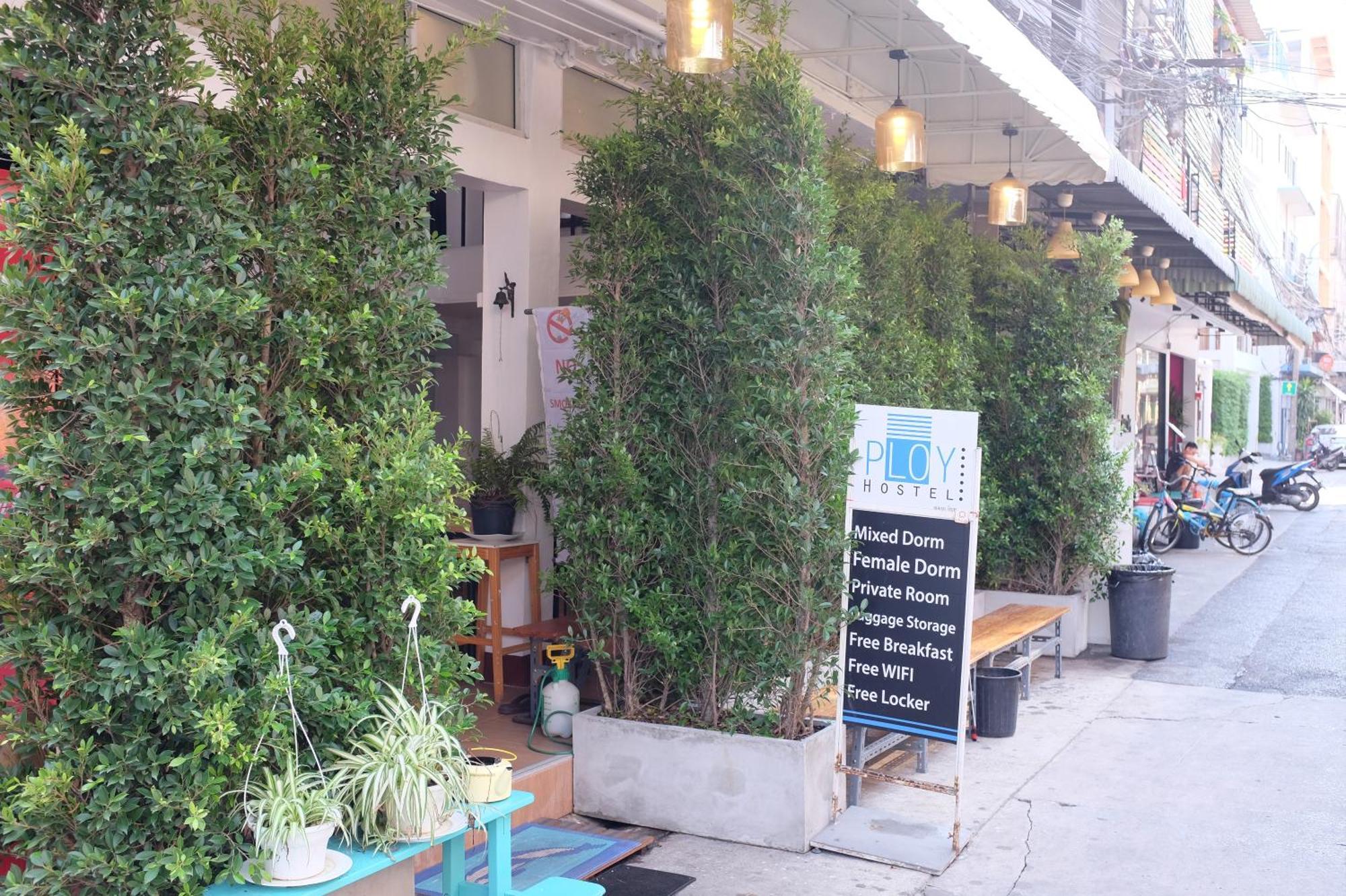 Ploy Hostel Bangkok Bagian luar foto