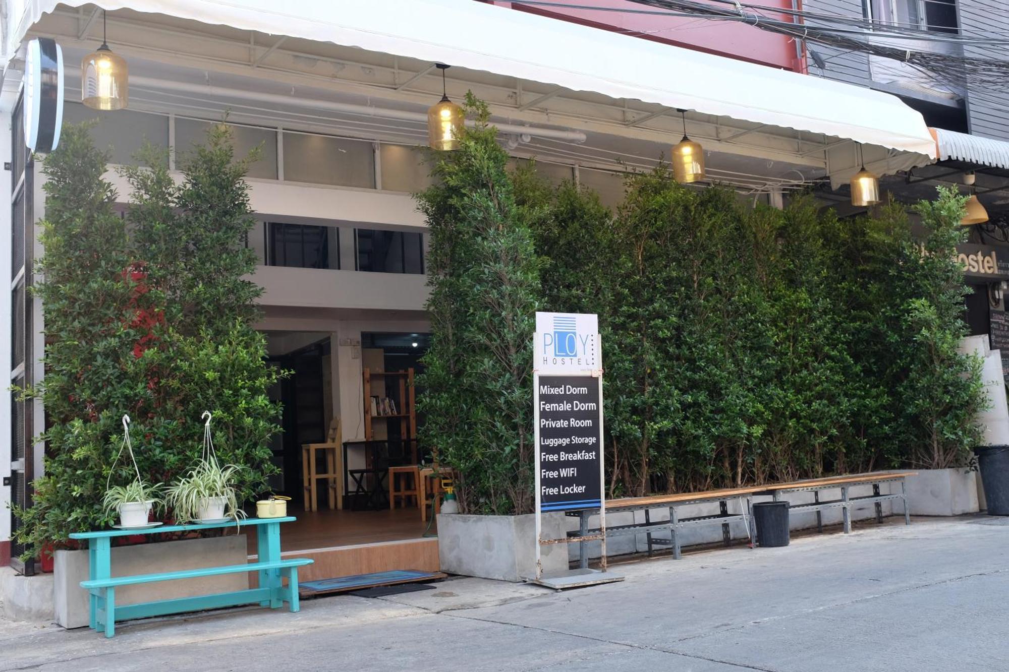 Ploy Hostel Bangkok Bagian luar foto