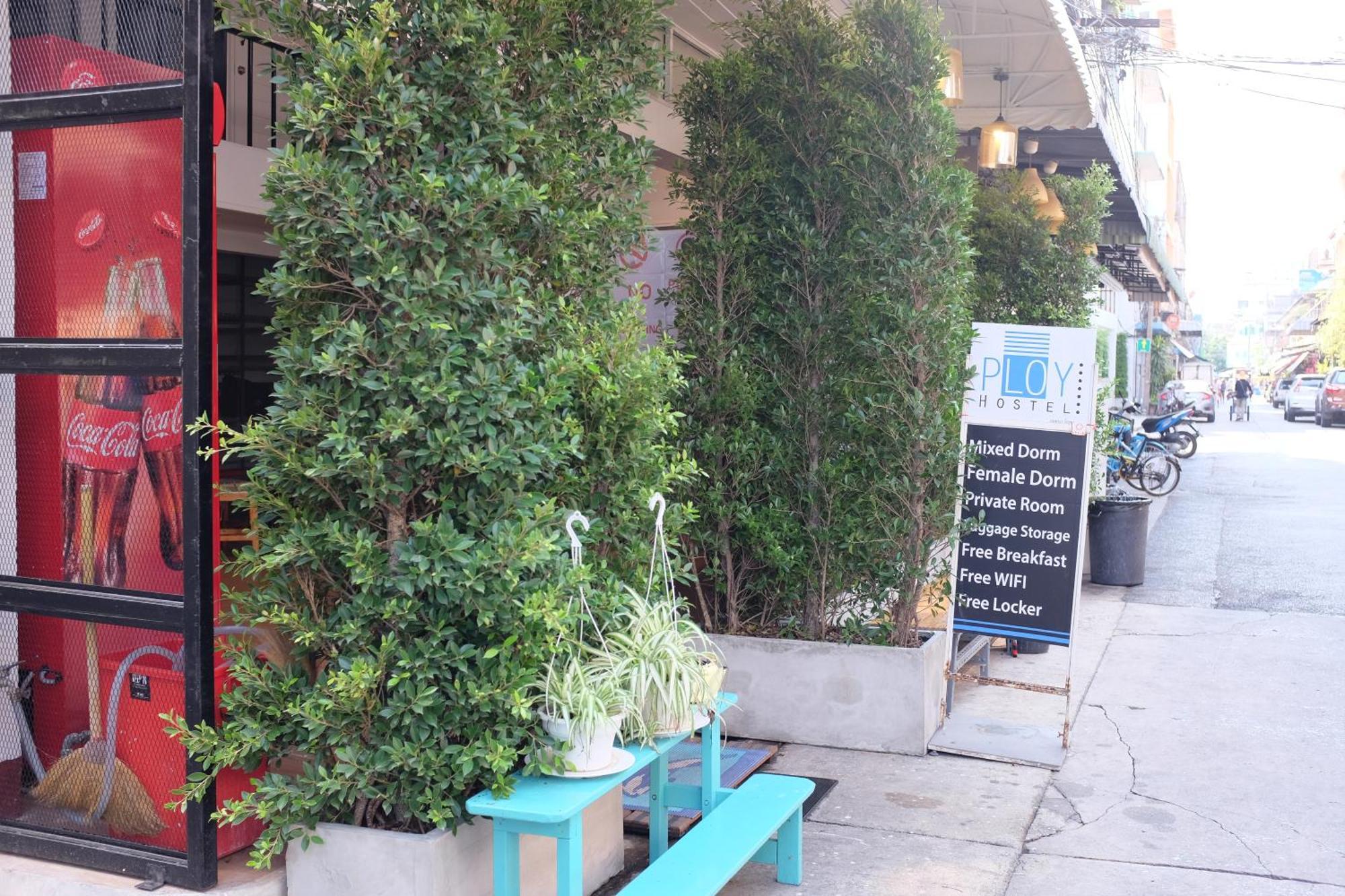 Ploy Hostel Bangkok Bagian luar foto