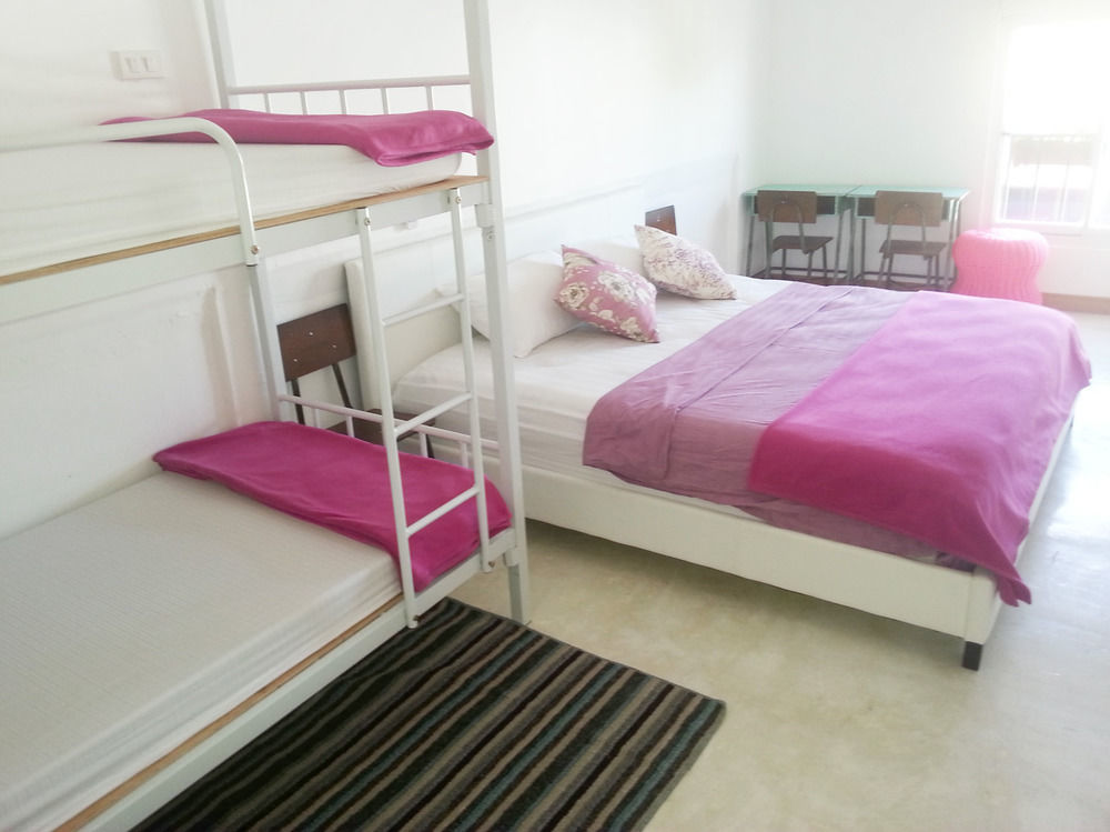 Ploy Hostel Bangkok Bagian luar foto