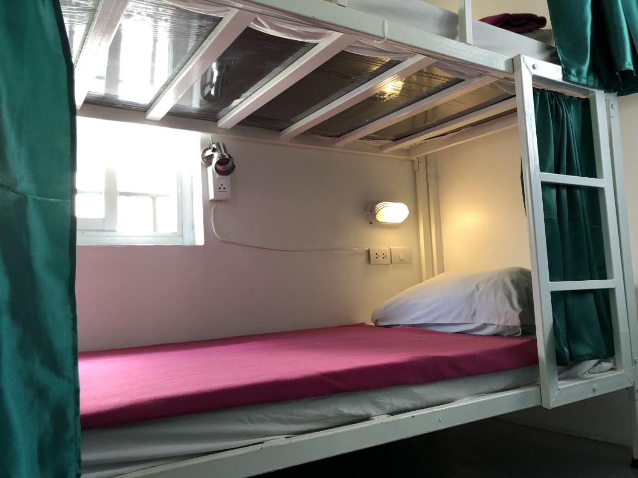 Ploy Hostel Bangkok Bagian luar foto