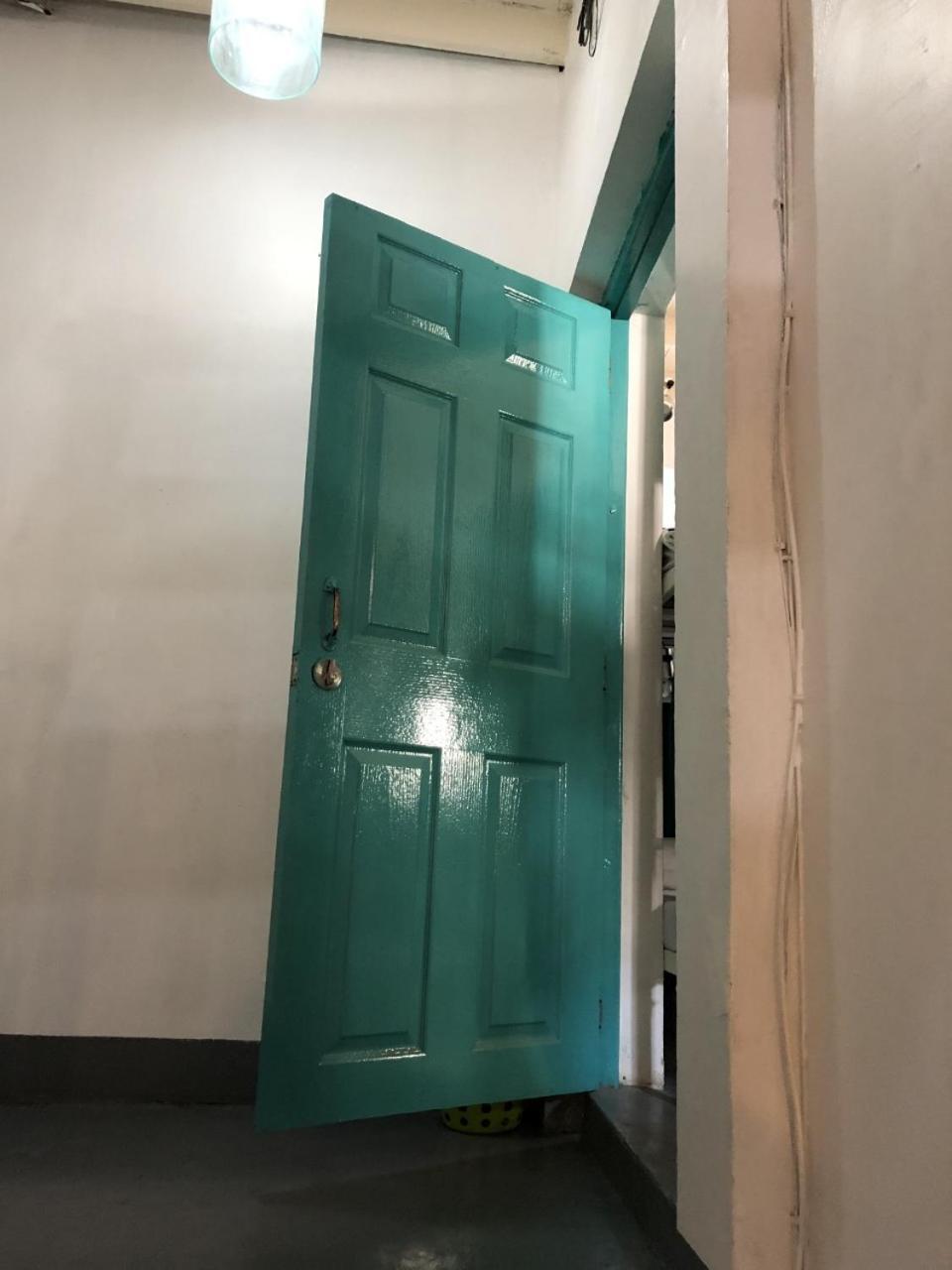 Ploy Hostel Bangkok Bagian luar foto