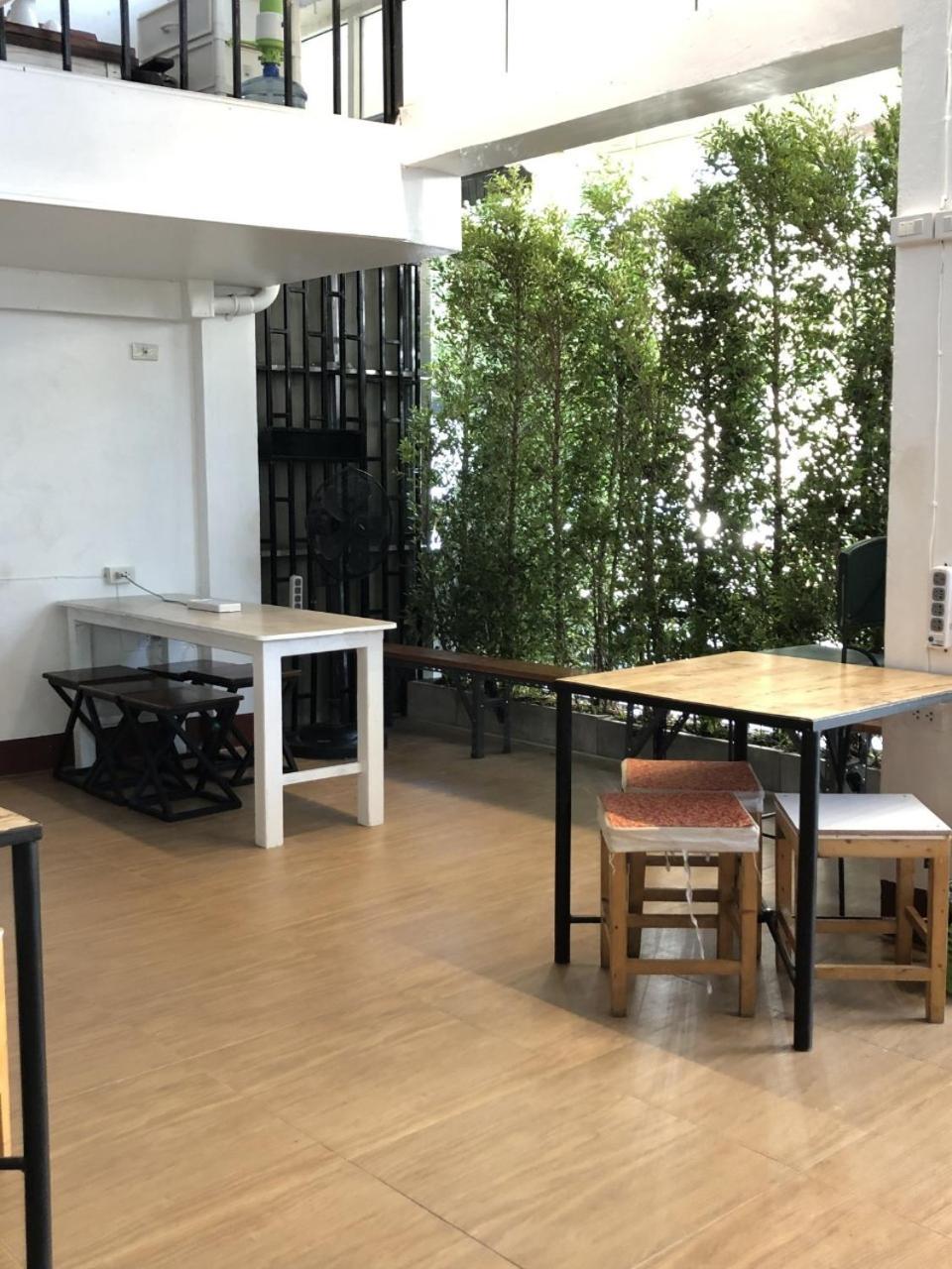 Ploy Hostel Bangkok Bagian luar foto