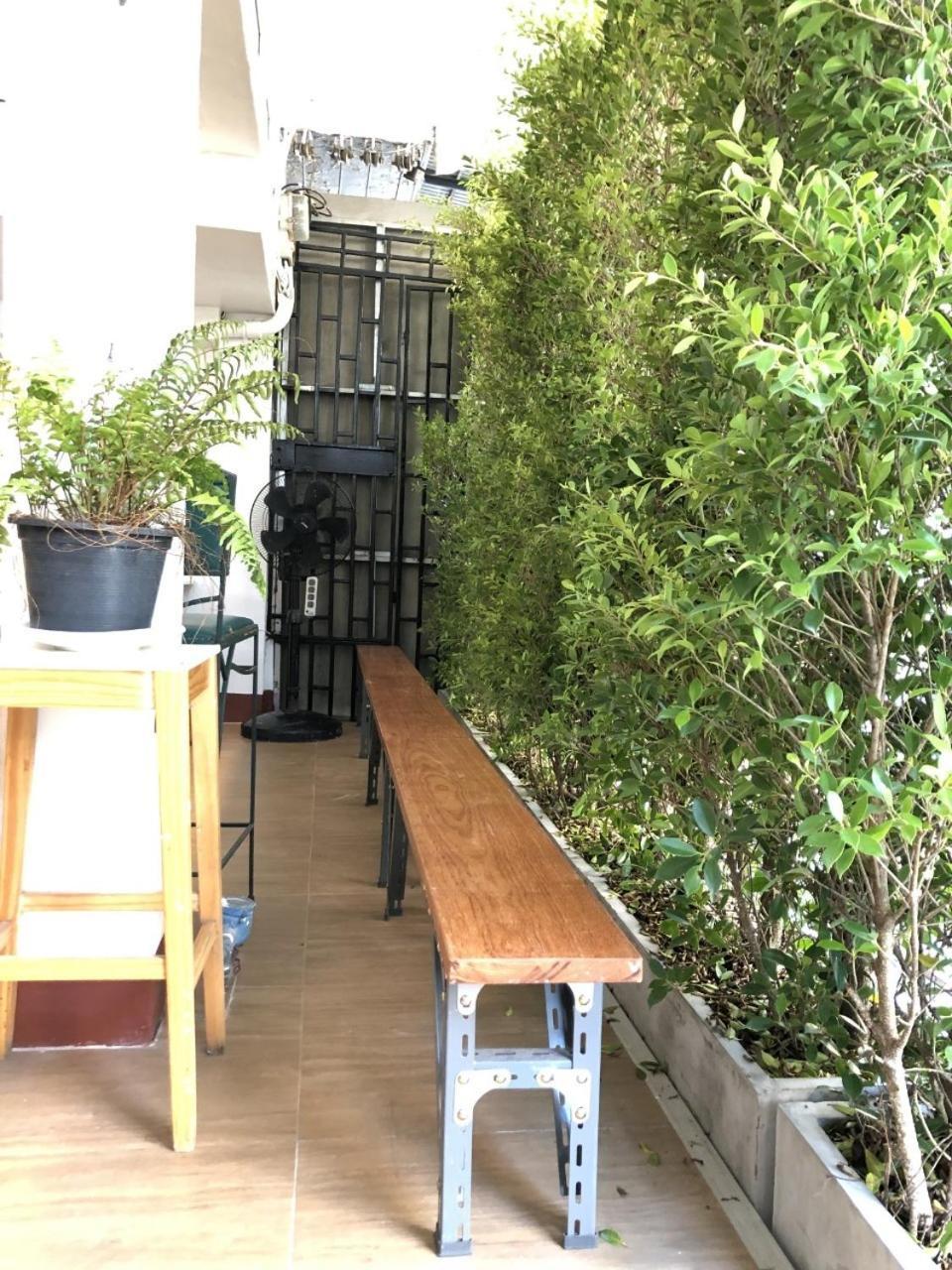 Ploy Hostel Bangkok Bagian luar foto
