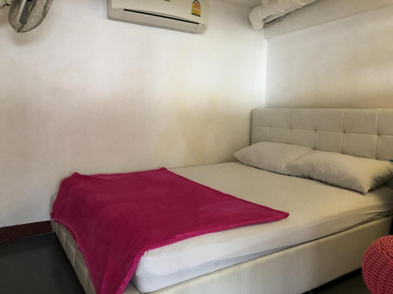 Ploy Hostel Bangkok Bagian luar foto