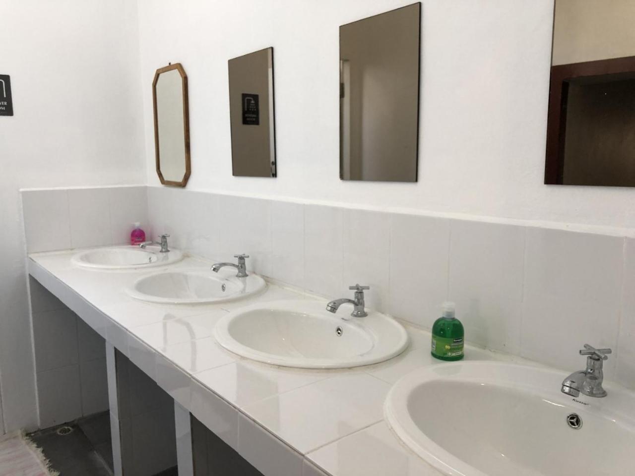 Ploy Hostel Bangkok Bagian luar foto