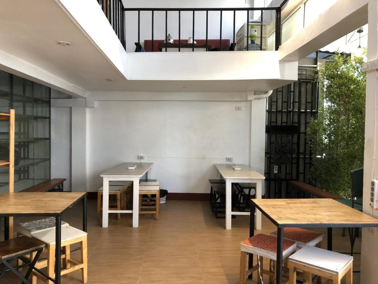 Ploy Hostel Bangkok Bagian luar foto