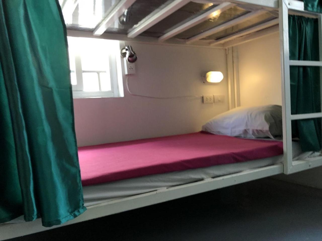 Ploy Hostel Bangkok Bagian luar foto