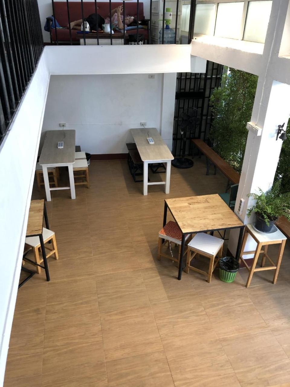 Ploy Hostel Bangkok Bagian luar foto