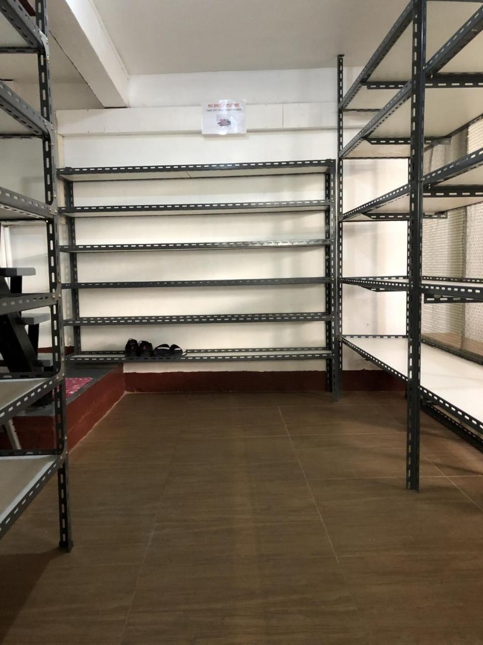 Ploy Hostel Bangkok Bagian luar foto