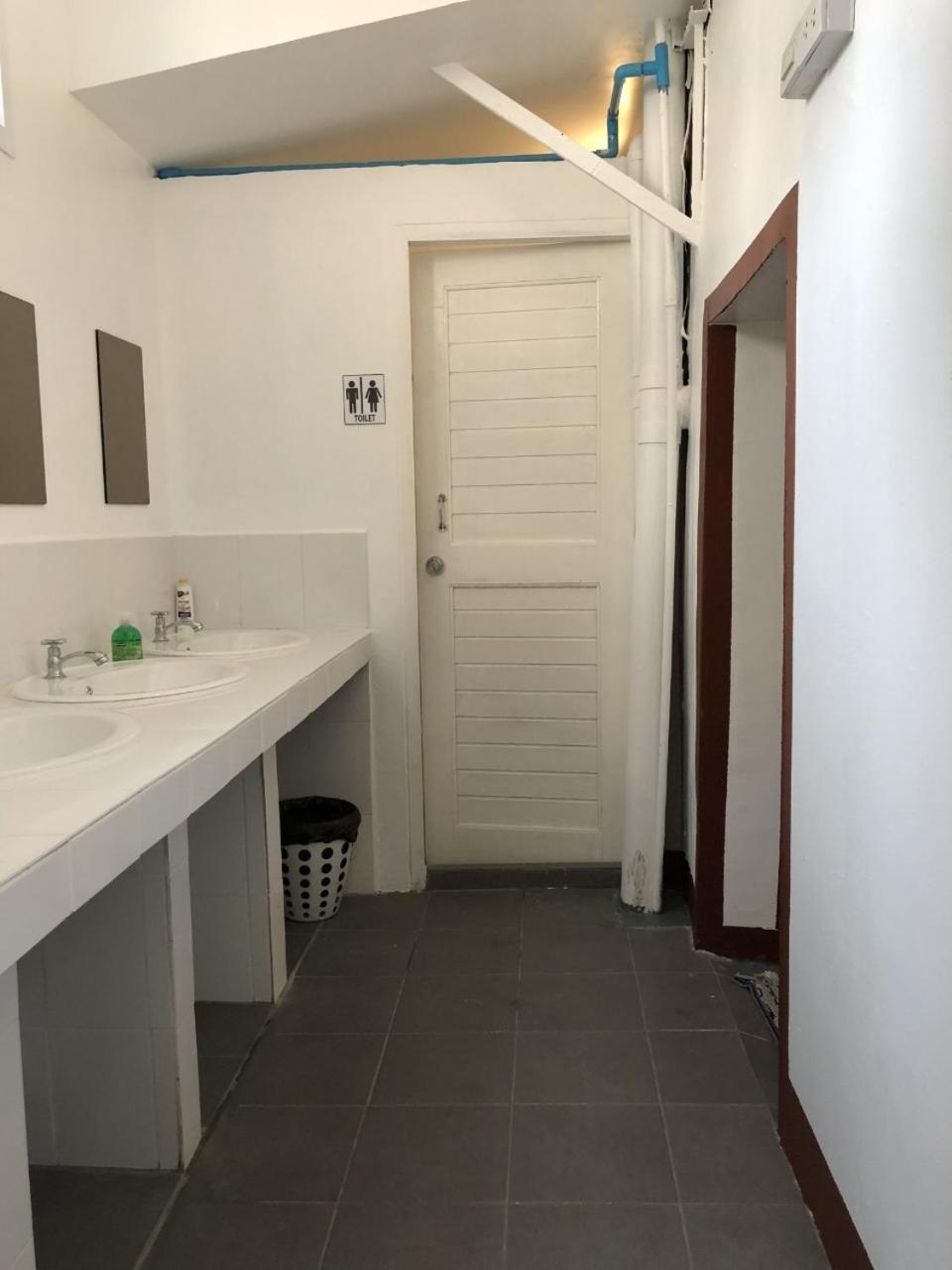 Ploy Hostel Bangkok Bagian luar foto