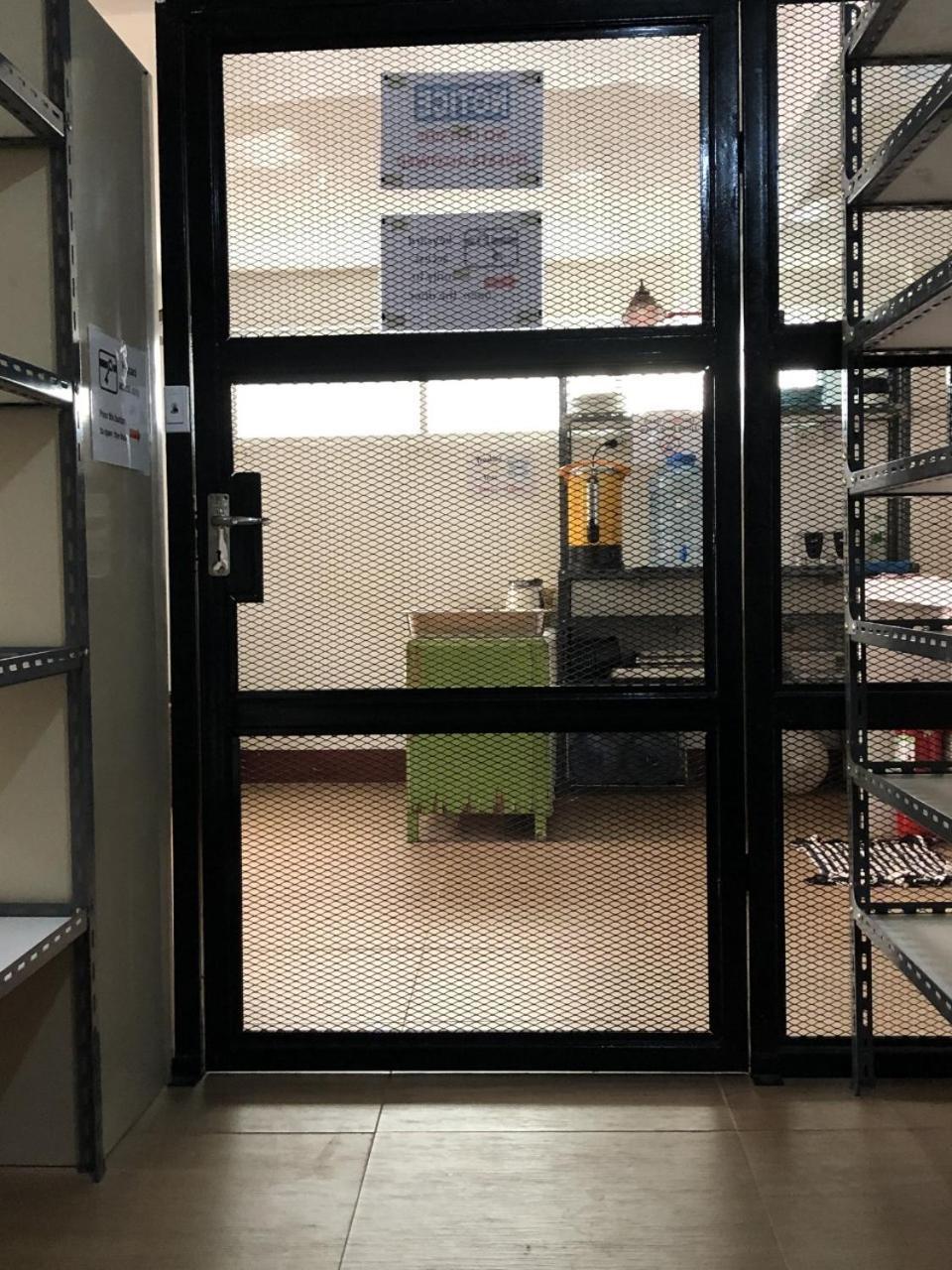 Ploy Hostel Bangkok Bagian luar foto