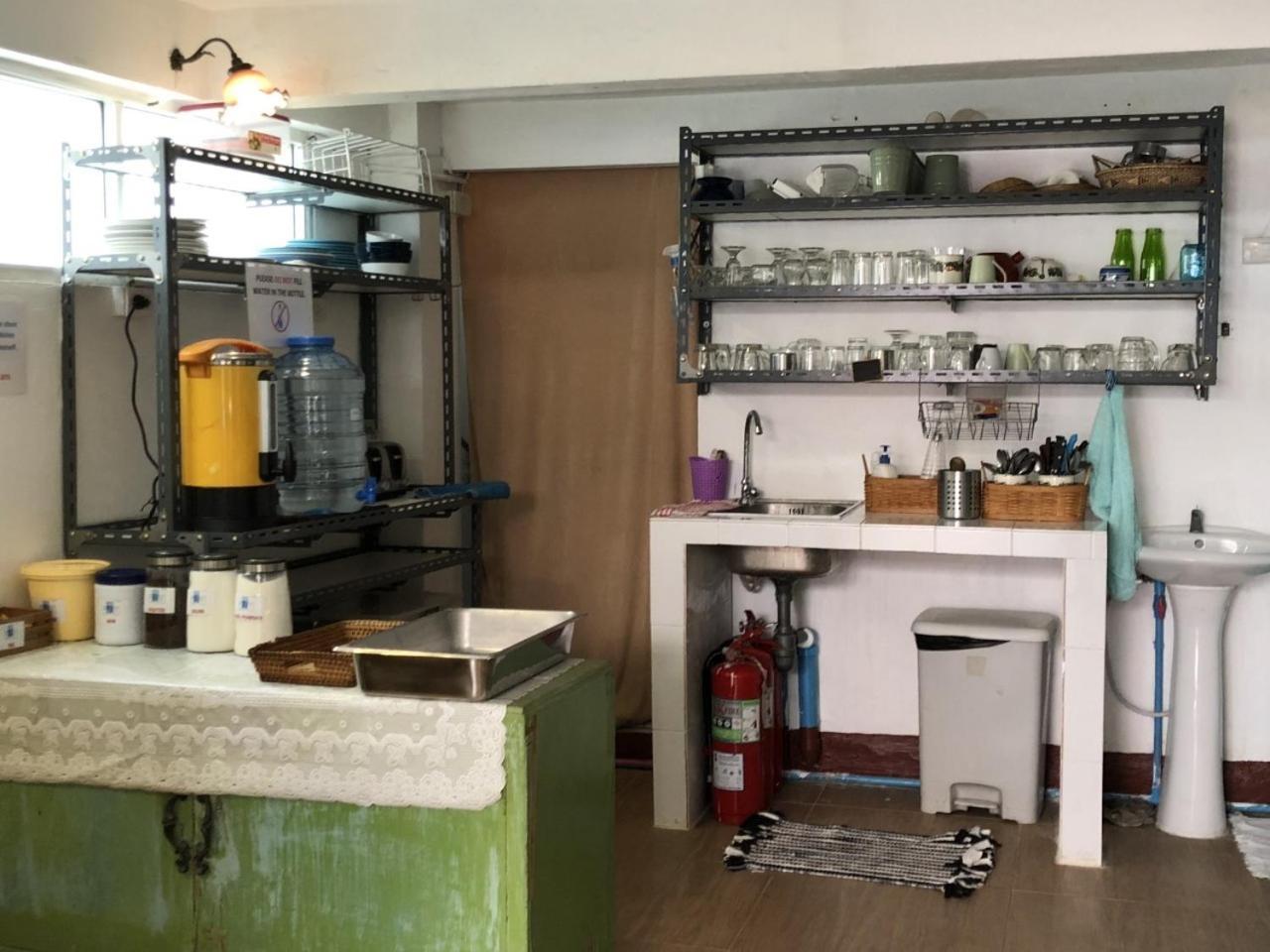 Ploy Hostel Bangkok Bagian luar foto