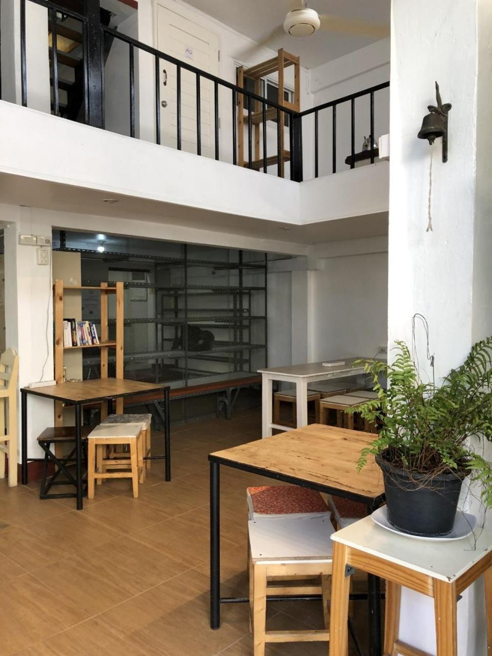 Ploy Hostel Bangkok Bagian luar foto