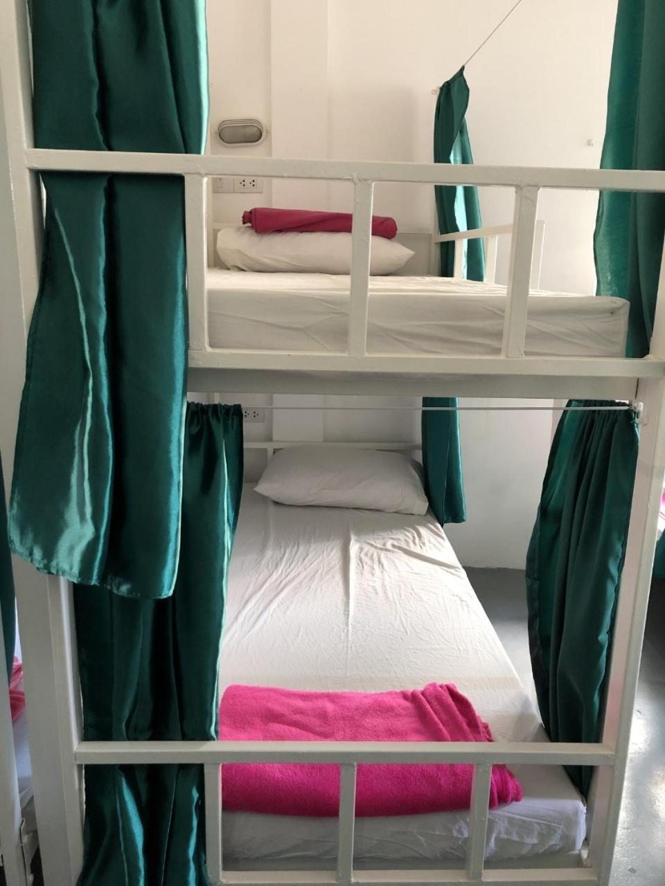 Ploy Hostel Bangkok Bagian luar foto