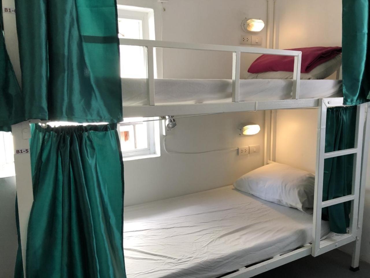 Ploy Hostel Bangkok Bagian luar foto