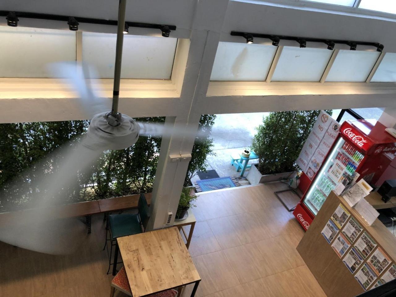 Ploy Hostel Bangkok Bagian luar foto