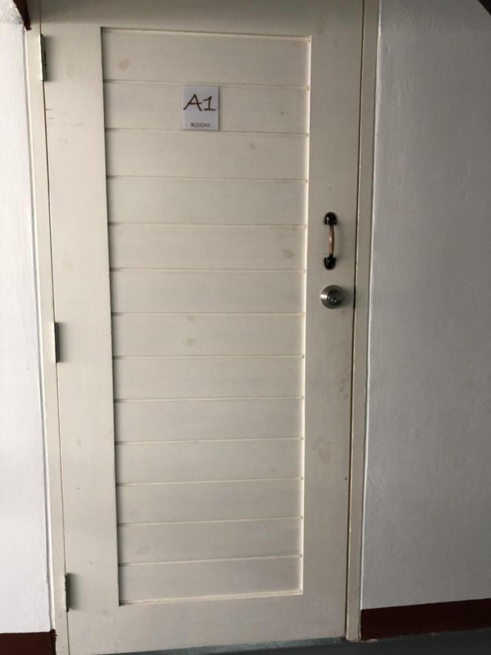 Ploy Hostel Bangkok Bagian luar foto