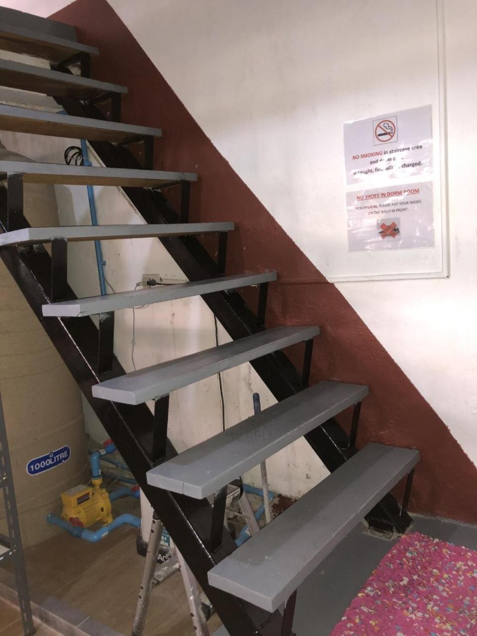 Ploy Hostel Bangkok Bagian luar foto